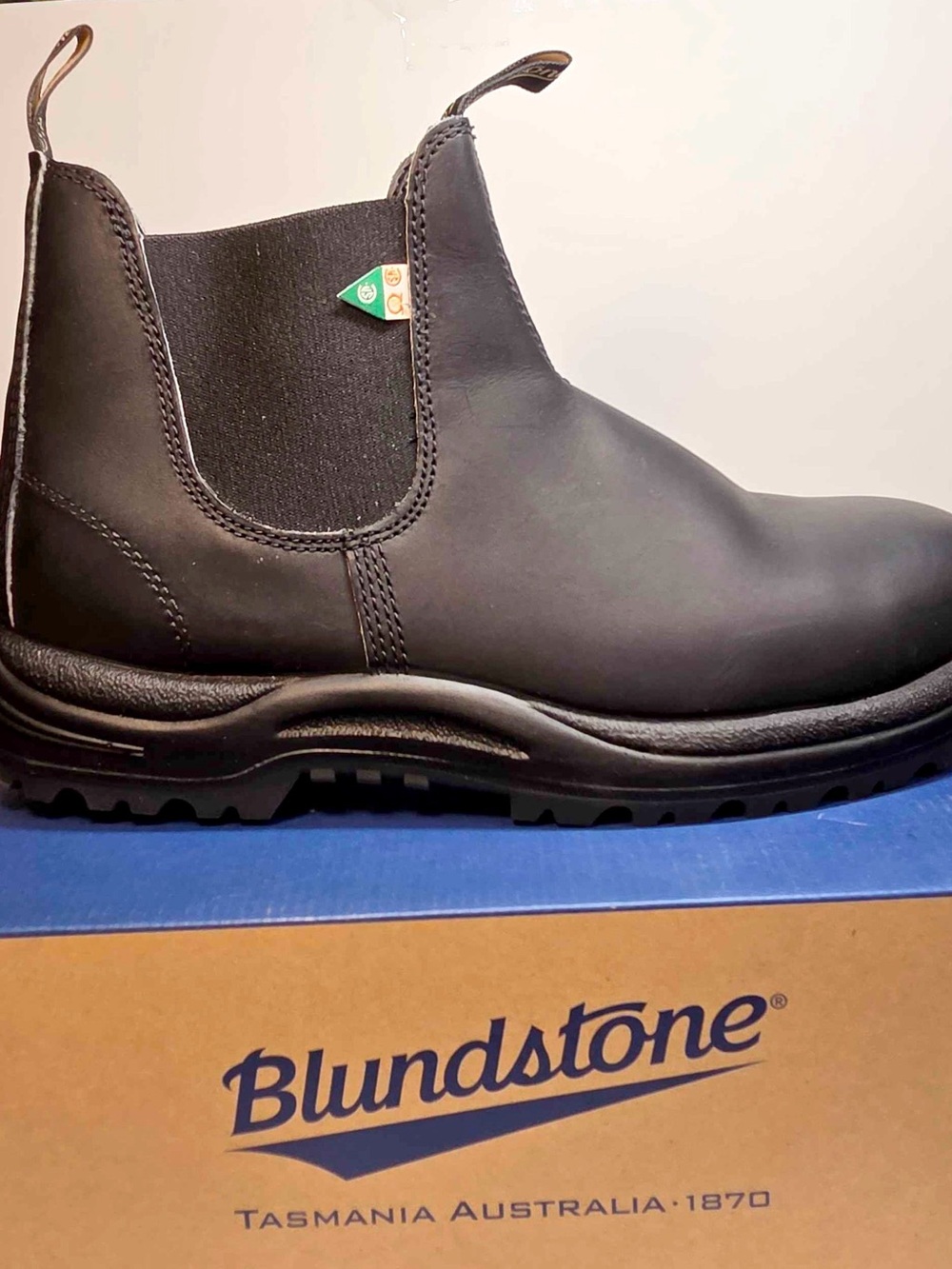 Blundstone Men's Black Leather Chelsea Work Boot *New in Box*